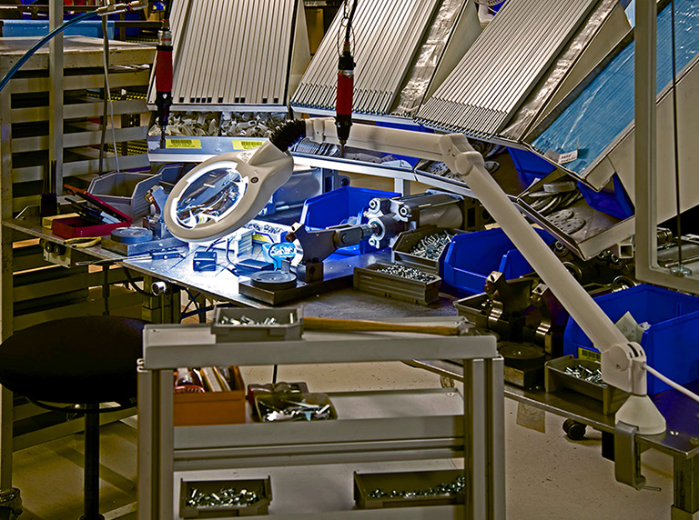 1.Circus-Bench-Magnifier-industrial-application-flexible-working-position-768x572px Circus LED bench magnifier in industrial setting